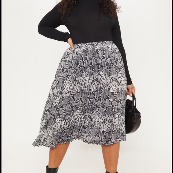 PrettyLittleThing Dresses & Skirts - Grey snake print skirt
